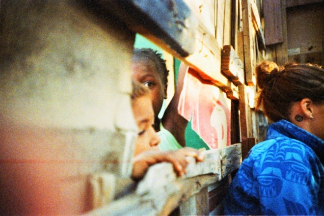 Neugierige Kinder auf einem Townshipwalk in Swakopmund