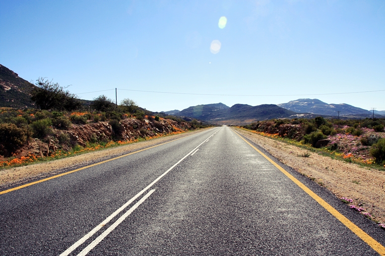 Schnurgerade Straße die das Namaqualand auf ihrem Weg von Südafrika nach Namibia, teilt.