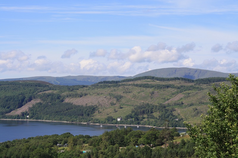 Blick über einen See in den Highlands in Schottland