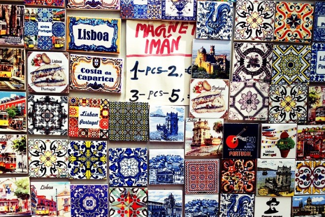 Magnete sind ein beliebtes Souvenir. Hier in Lissabon stehen diverse Magnete zum Verkauf. Einen gibt es für 2€ und 3 für 5€.