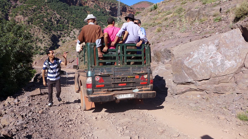 Taxi im hohen Atlas von Marokko, welches Mensch und Tier gleichermaßen transportiert.