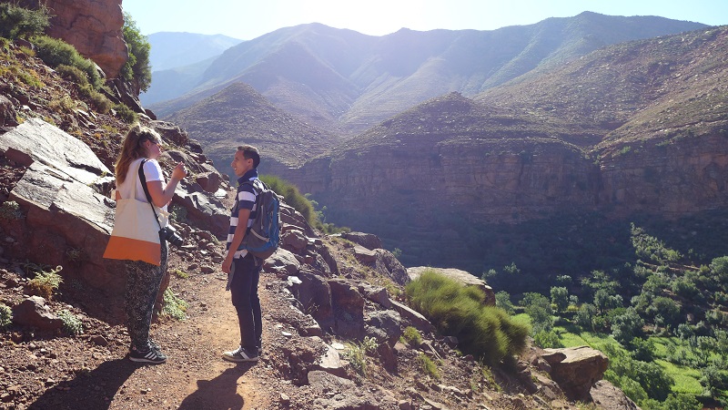 Kurze Pause auf unserer Wanderung im Hohen Atlas zu einem Berberdorf in Marokko