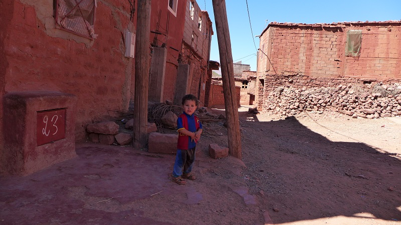 Kleiner junge in einem Bergdorf in Marokko