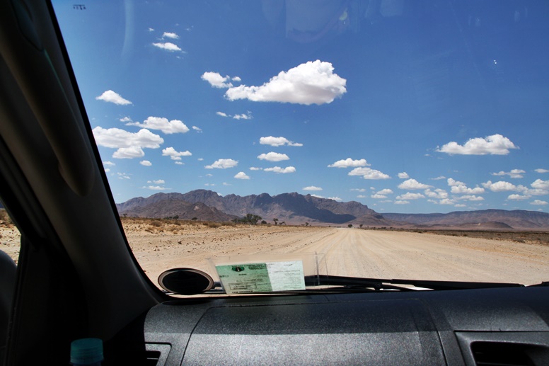 Blick aus dem Autofenster auf die leeren Straßen in Namibia
