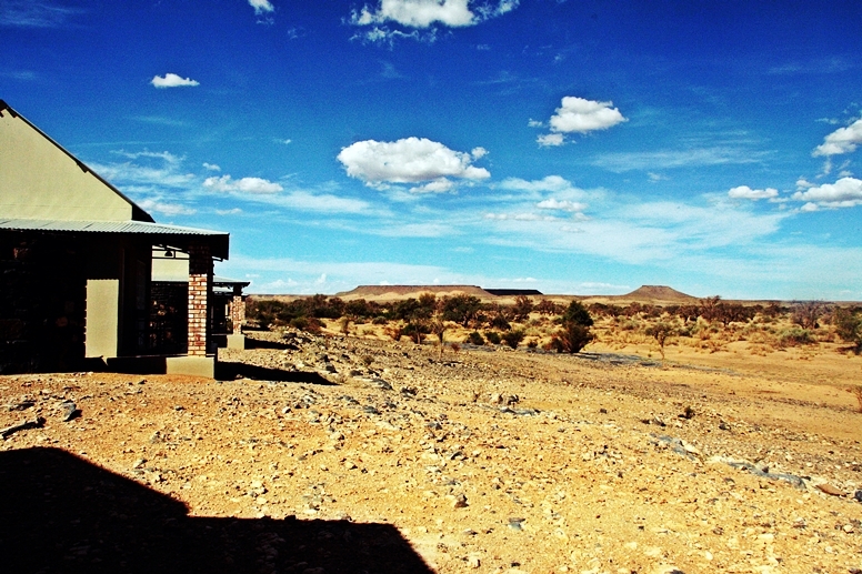 Kleine Steinhäuser der Alten Kalköfen Lodge in Namibia