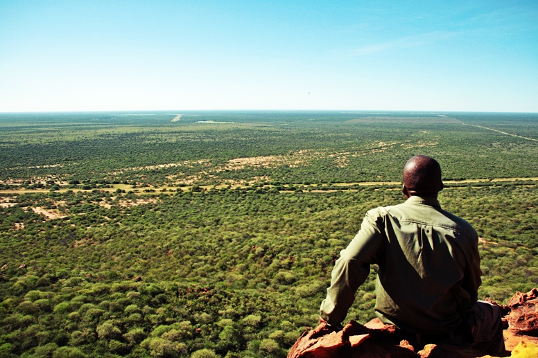 Unser Guide auf dem Waterberg Plateau mit Blick über die Savanne in Namibia