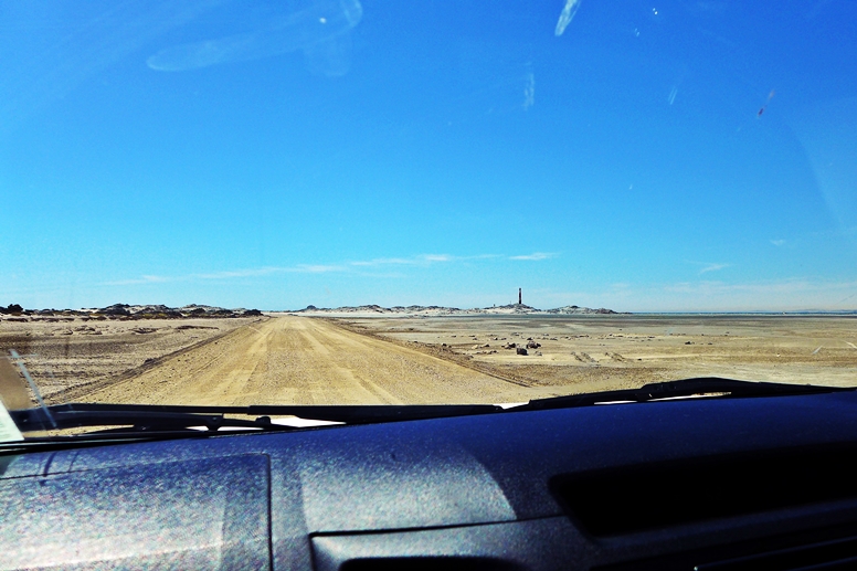 Blick aus dem Autofenster in Richtung Leuchtturm von Lüderitz in Namibia
