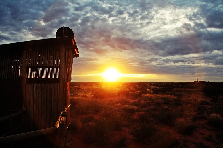 Sonnenaufgang in unserer Lodge in der Kalahari in Namibia