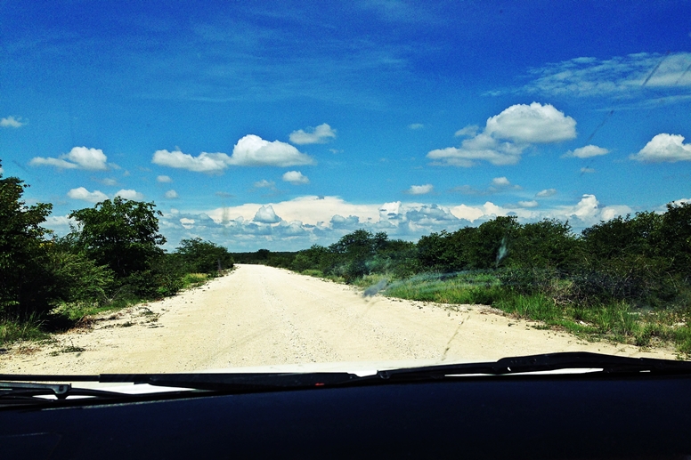 Straße zum Mondjila Safari Camp