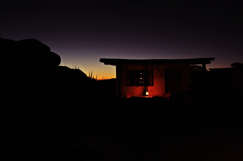 Hütte der Namtib Desert Lodge im letzten Licht der Sonne