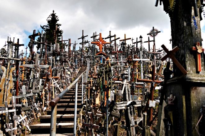 Direkter Blick auf ein Meer aus Kreuzen beim Berg der Kreuze, eine der Sehenswürdigkeit in Litauen