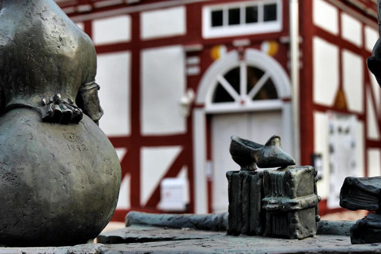 Blick auf das Altstadthotel, umrahmt von den allgegenwärtigen Märchenfiguren der Brüder Grimm
