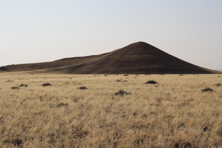 Ebene mit Hügel im Hintergrund des Namib Rand Naturereserves