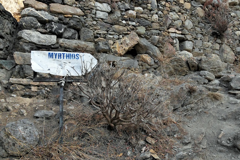 Wandern auf Kreta: Wegweiser nach Mirthios auf der Mühlenwanderung