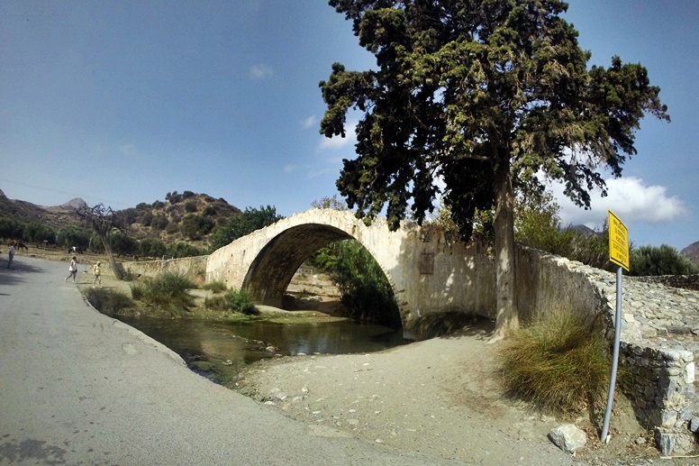 Wandern auf Kreta: Bogenbrücke an der die Wanderung zum Preveli Strand beginnt