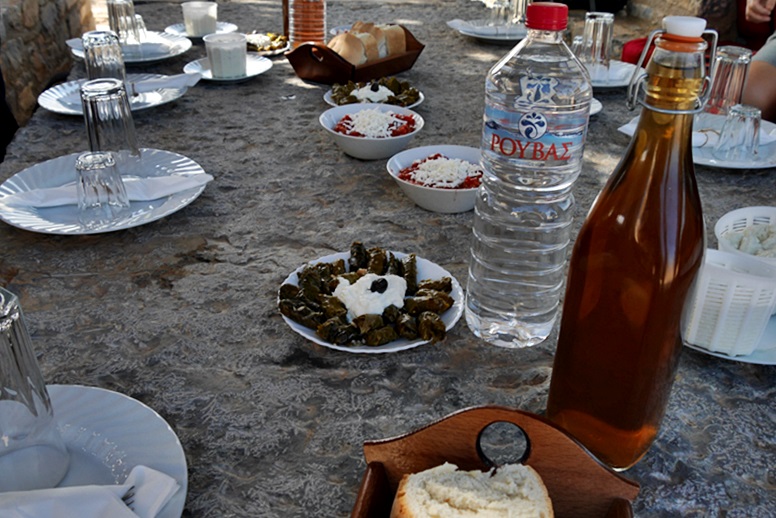 Gedeckter Tisch mit griechischen Spezialitäten