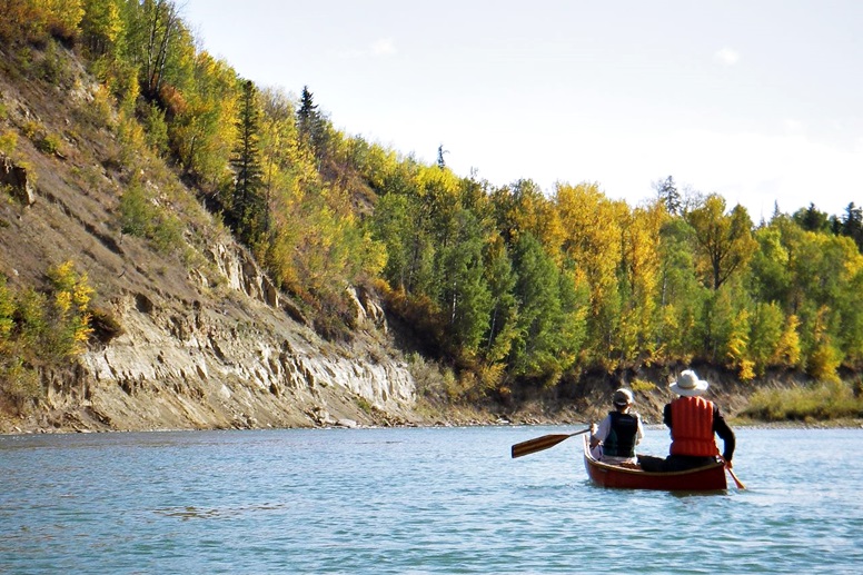 Zwei Paddler auf dem Saskatchewan River in Kanada