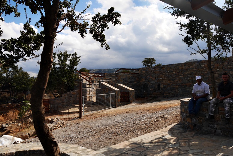 Schäfer pausieren auf einer Steinmauer beim Sheperds Shelter auf Kreta