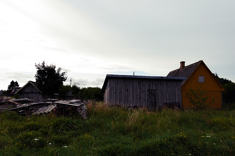 Eine kleine Ansammlung von Häusern auf Hiiumaa in Estland