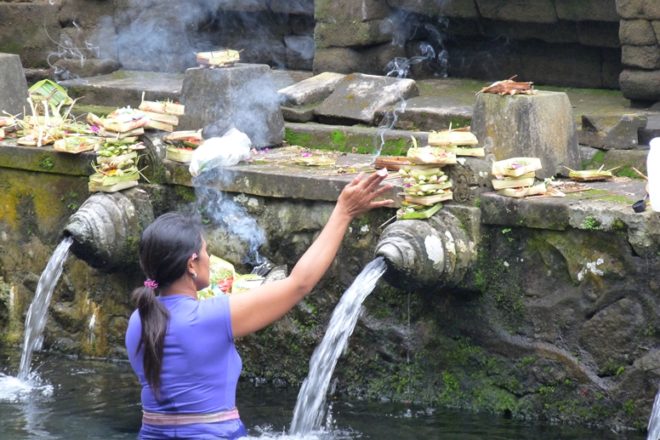 Frau in einem Tempel in Indonesien