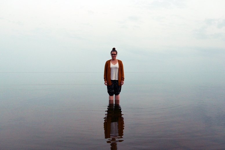 Lynn steht im spiegelglatten Peipus See