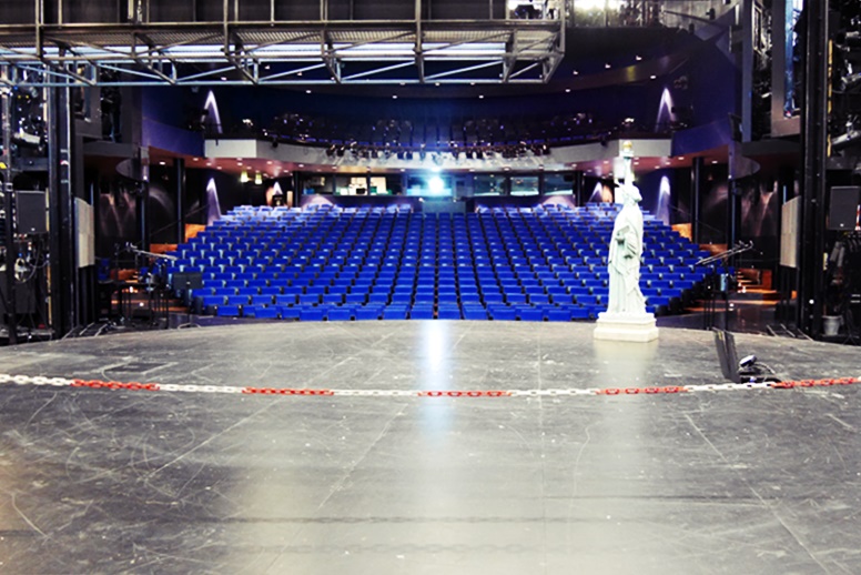 Die große Theaterbühne im Schauspielhaus Hannover