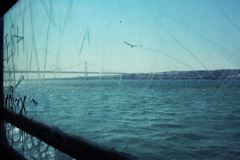 Blick aus dem Fenster einer Fähre in Lissabon