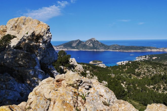 Blick auf die St.Elm vorgelagerte Insel Sa Dragonera vom GR221 aus