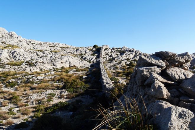 Steinmauer auf dem höchsten Punkt der 6.Etappe des GR221