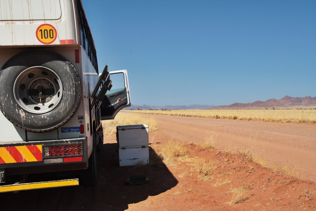 Stopp am Straßenrand in der Namib auf einer Gruppenreise vs. Individualreise in Namibia