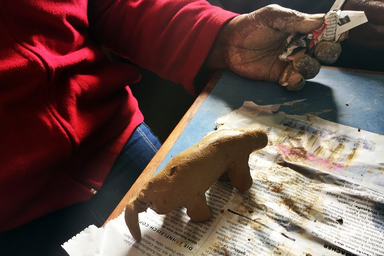 Hund, hergestellt aus Lehm in meiner dritten Praktikumswoche in Kapstadt