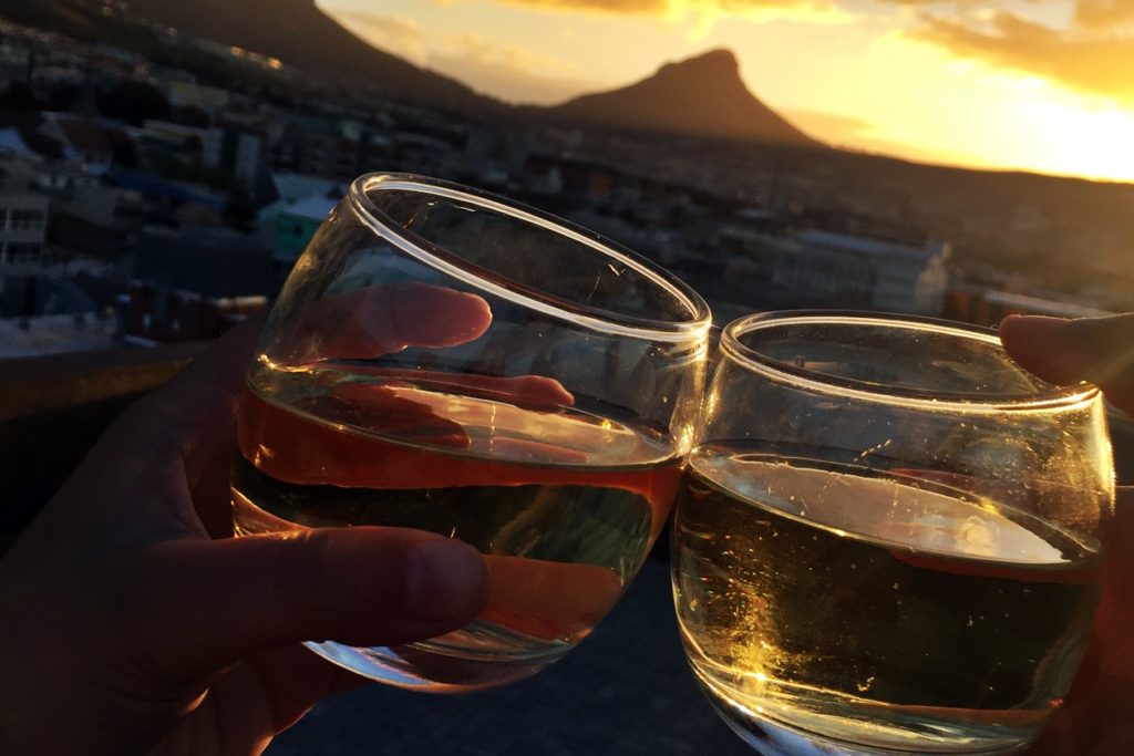Einen Sonnenuntergang mit Wein zu genießen ist der perfekte Einstiegt für ein Wochenende in Kapstadt