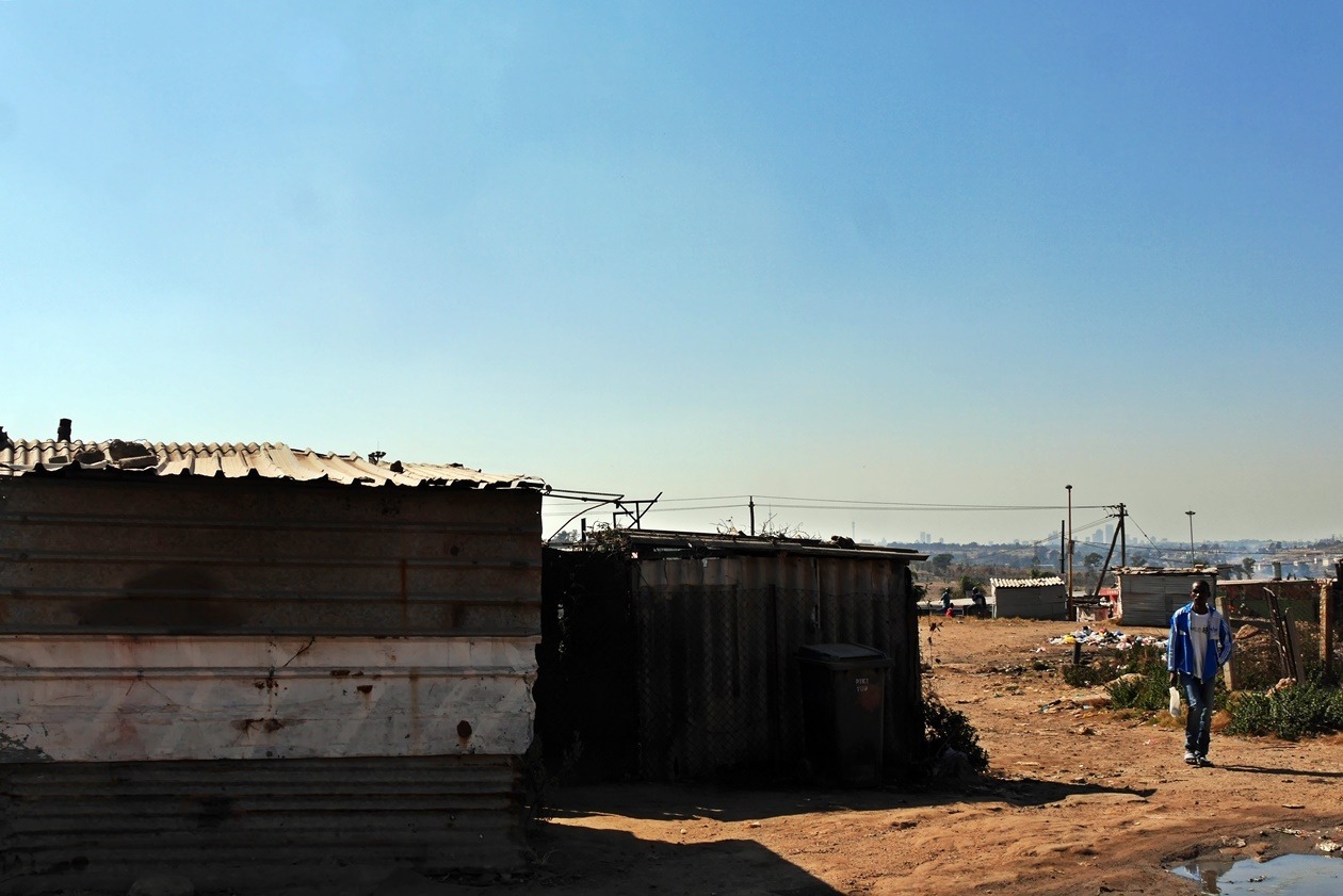 Wellblechhütten in Soweto mit Blick auf die Skyline von Johannesburg aufgenommen auf einer Fahrradttour mit Lebo´s Backpackers