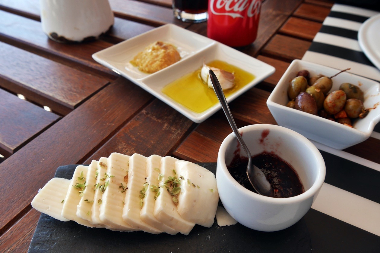 Essen im Restaurant beim Wandern auf der Rota Vicentina