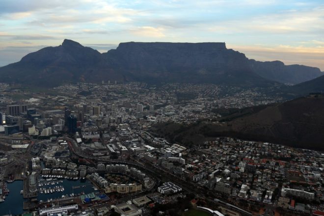 Blick aus dem Helikopter über die City Bowl von Kapstadt