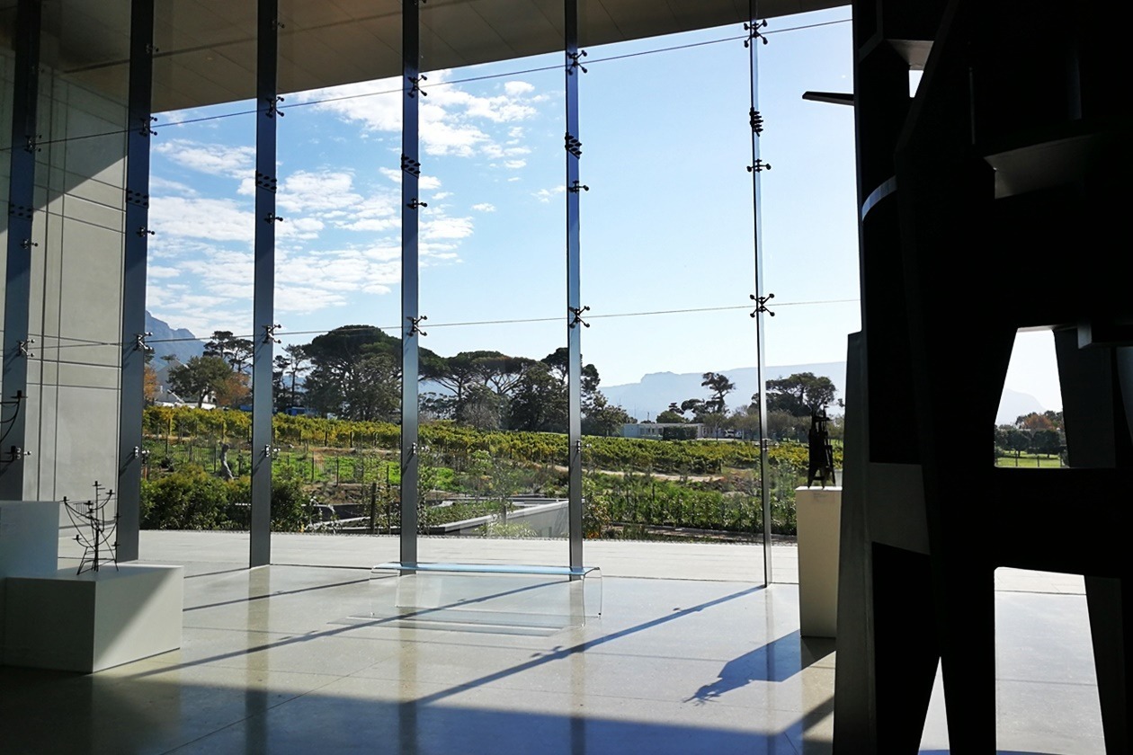 Galerie mit großer Fensterfront in der Norval Foundation in Kapstadt
