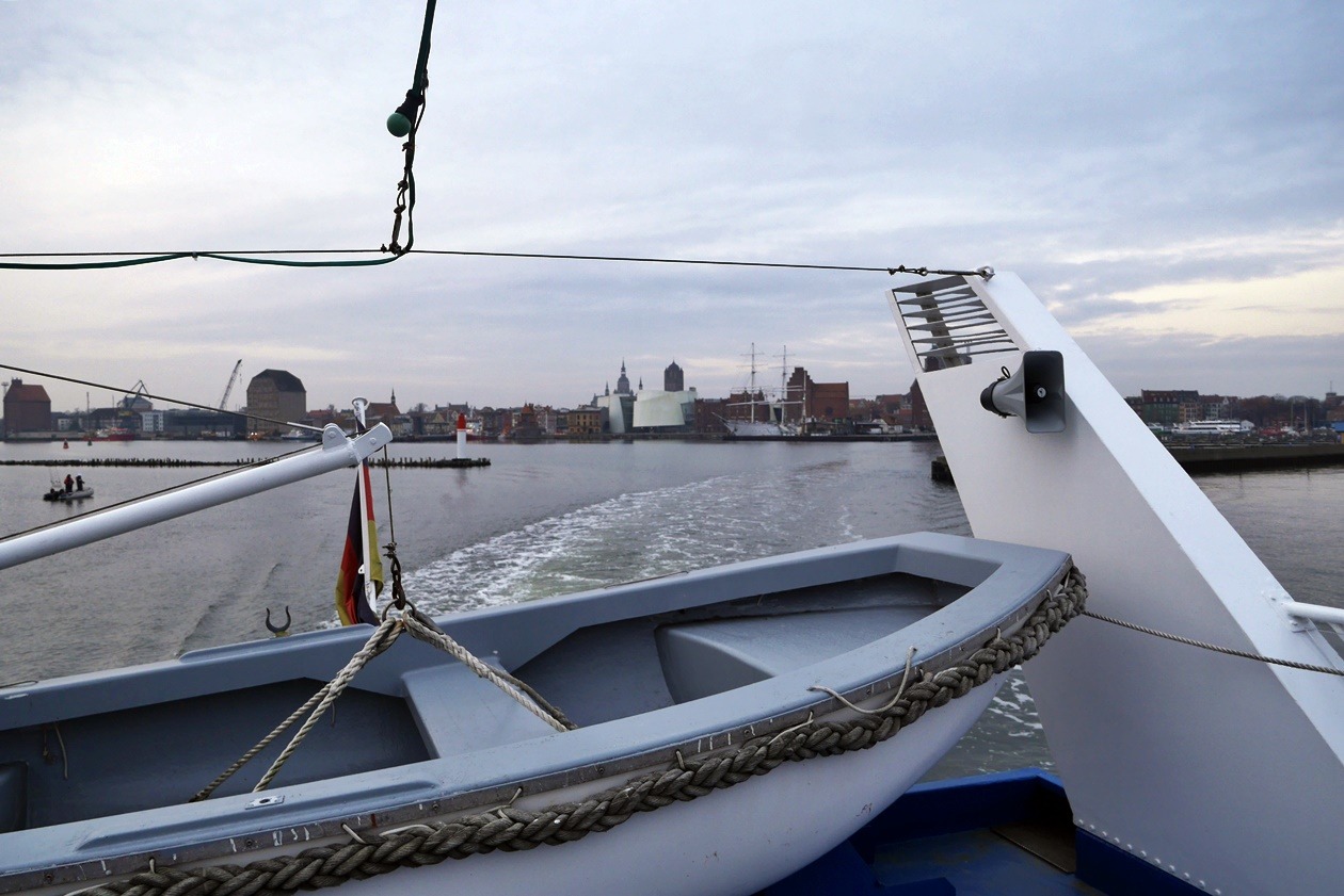 Verlassen des Hafens von Stralsund auf dem Weg mit der Fähre nach Hiddensee.