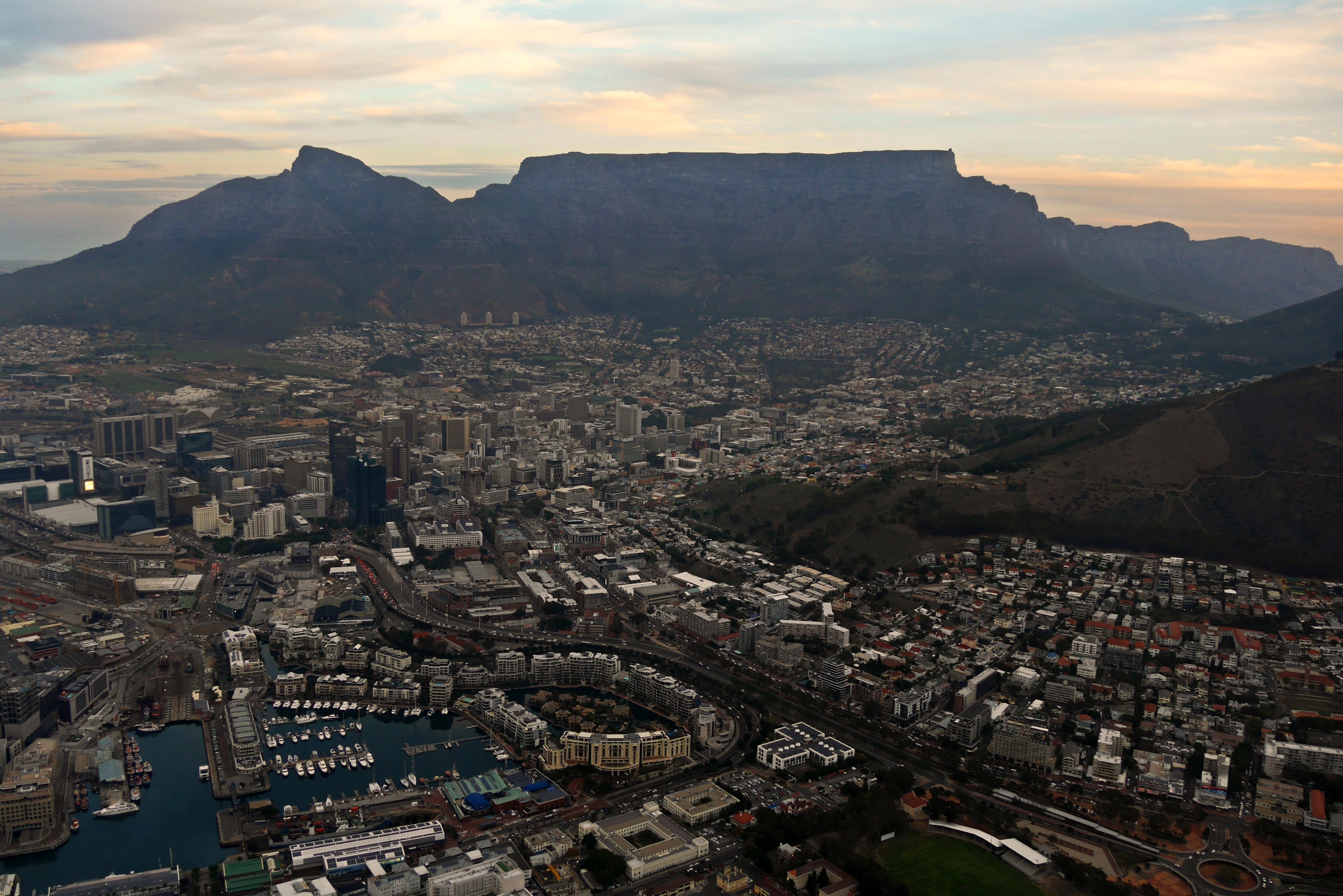 Blick aus dem Helikopter auf die City Bowl von Kapstadt