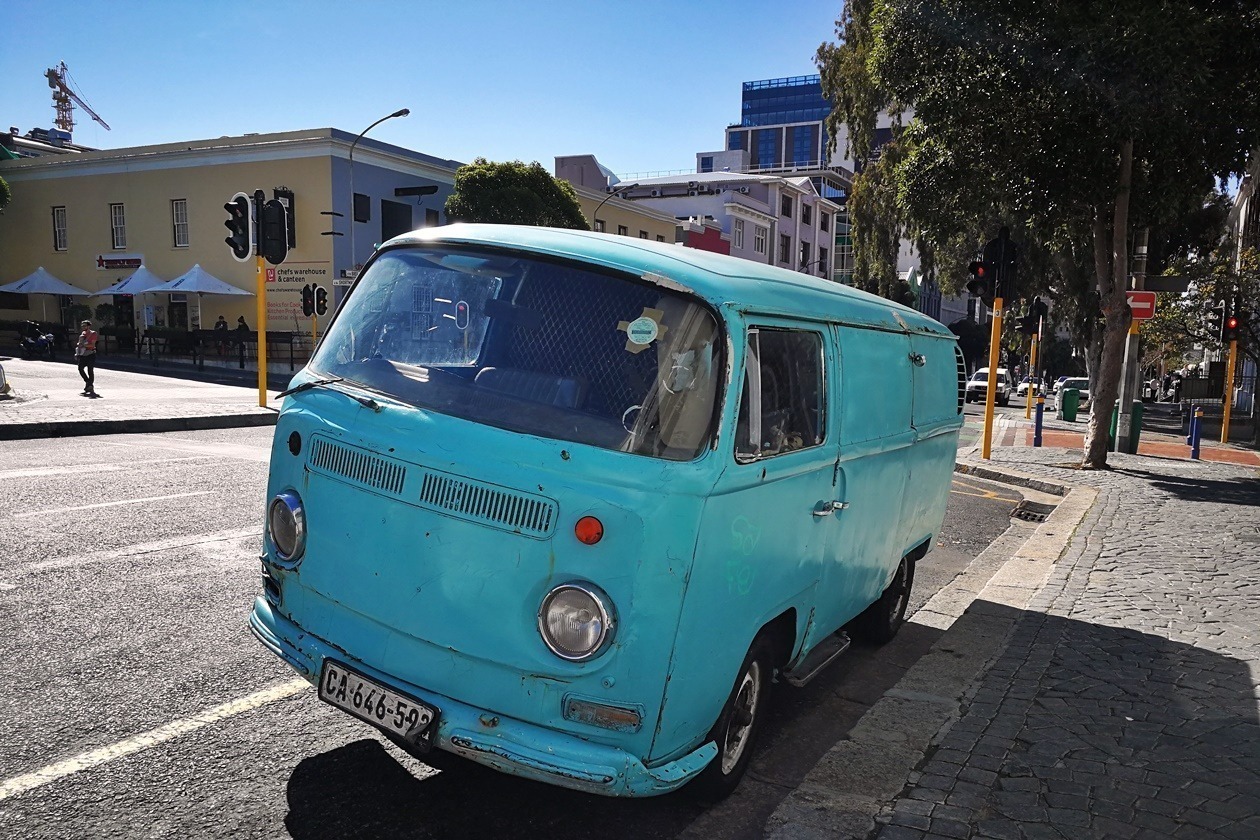 Blauer VW Bulli auf der Bree Street in Kapstadt