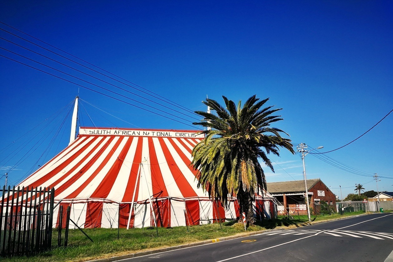 Rotes Zirkuszelt in Observatory Kapstadt