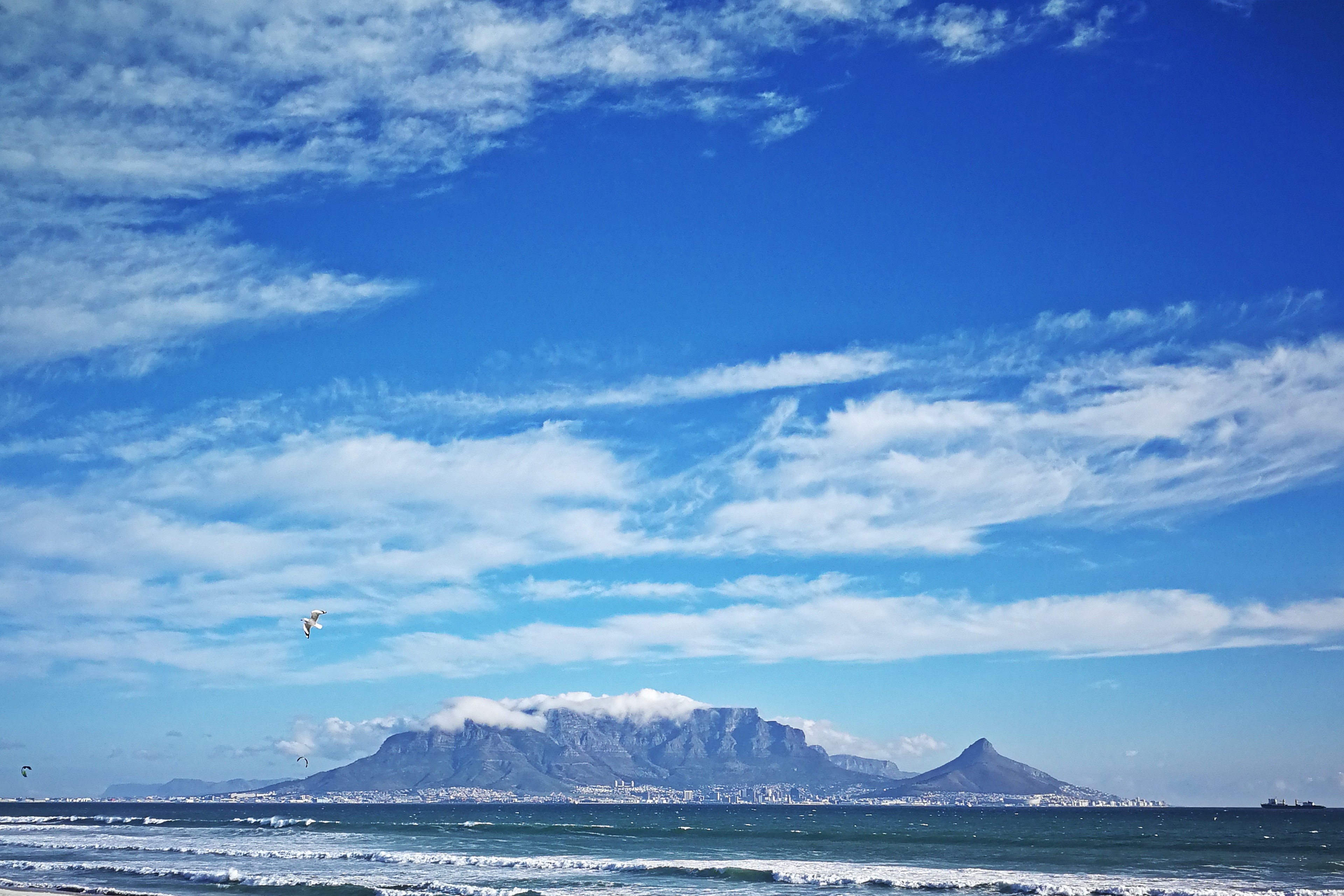 Blick auf die City Bowl von Kapstadt und den Tafelberg vom Blouberg Beach aus