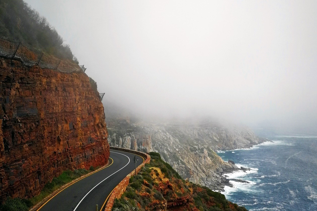 Chapmans Peak Drive bei Kapstadt im Nebel