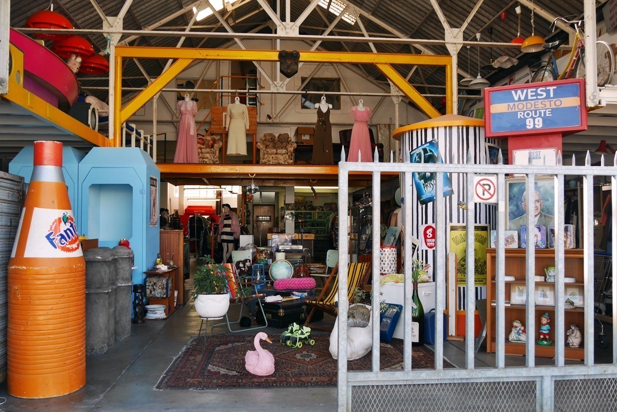 Blick in ein Secondhand Geschäft in Woodstock, Kapstadt