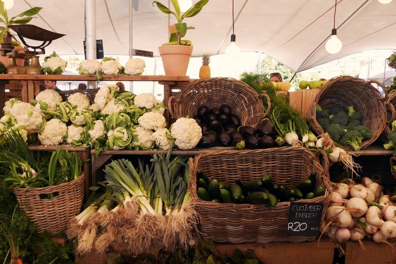 Gemüsestand auf dem Oranjezicht City Farm Market in Kapstadt