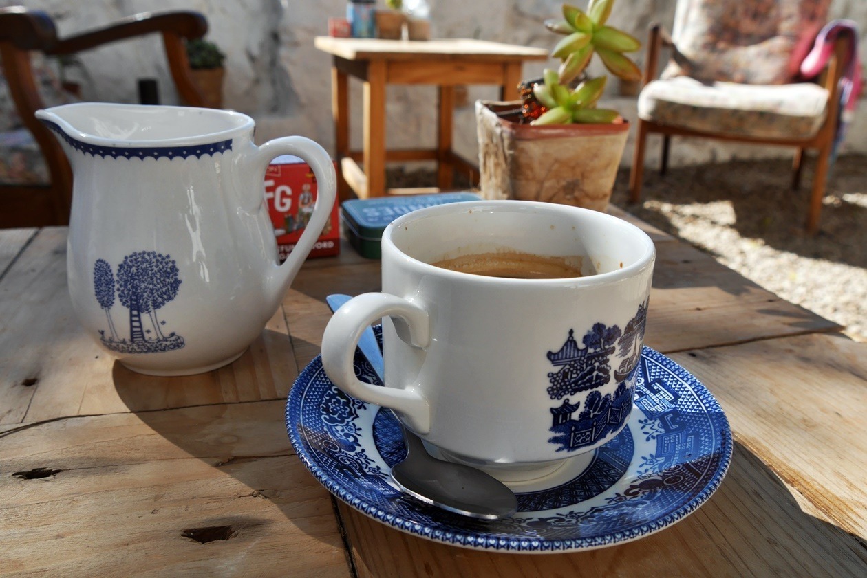 Eine Tasse Kaffee in Paternoster, an der Westküste Südafrikas