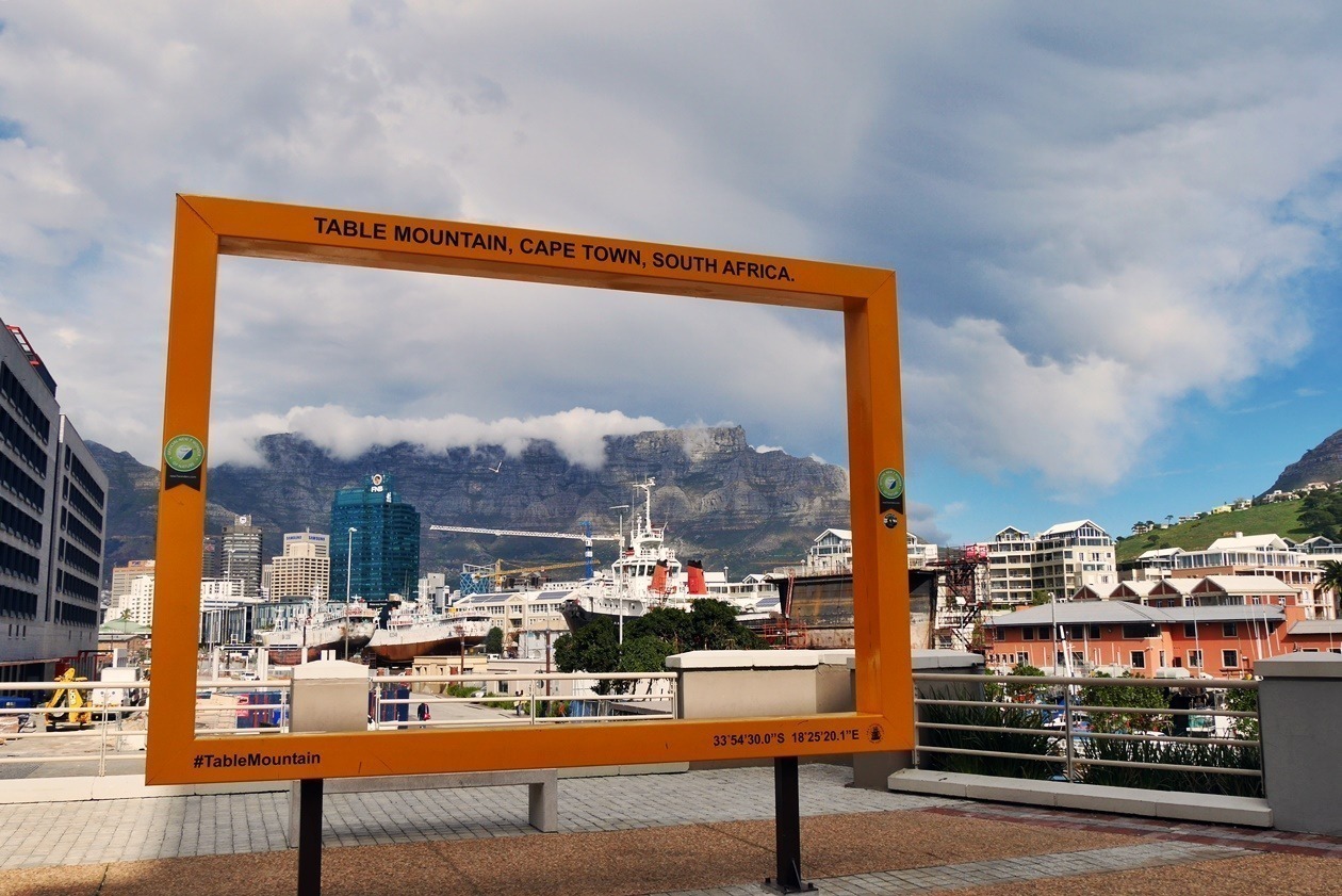 Gelber Rahmen an der Waterfront in Kapstadt mit Blick auf den Tafelberg