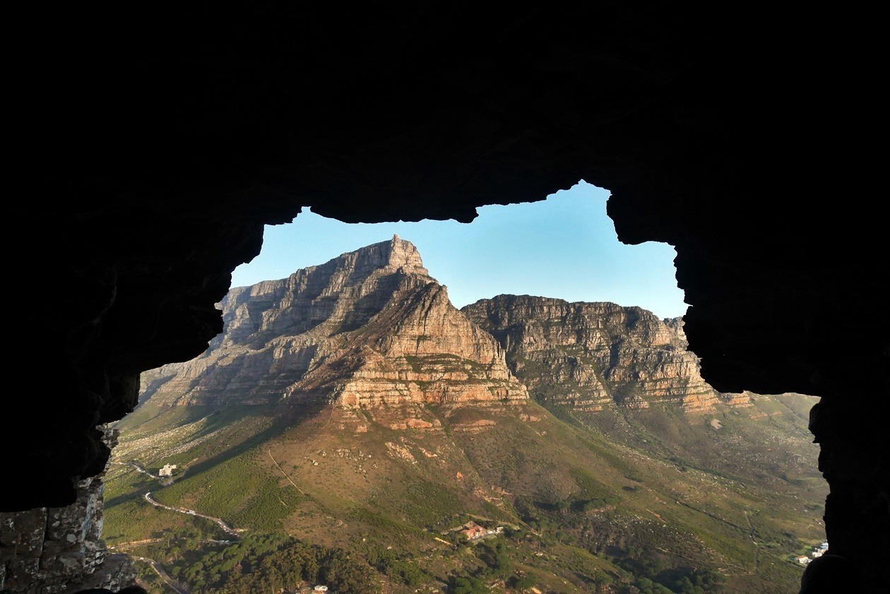 Höhle am Lions Head mit Blick auf den Tafelberg in Kapstadt
