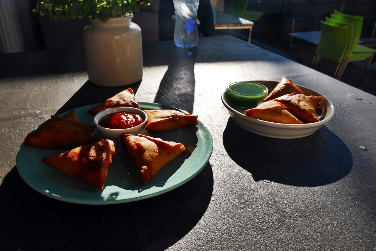 Samosas sind ein typisches Cape Malayen essen, welches man in Kapstadt genießen kann.