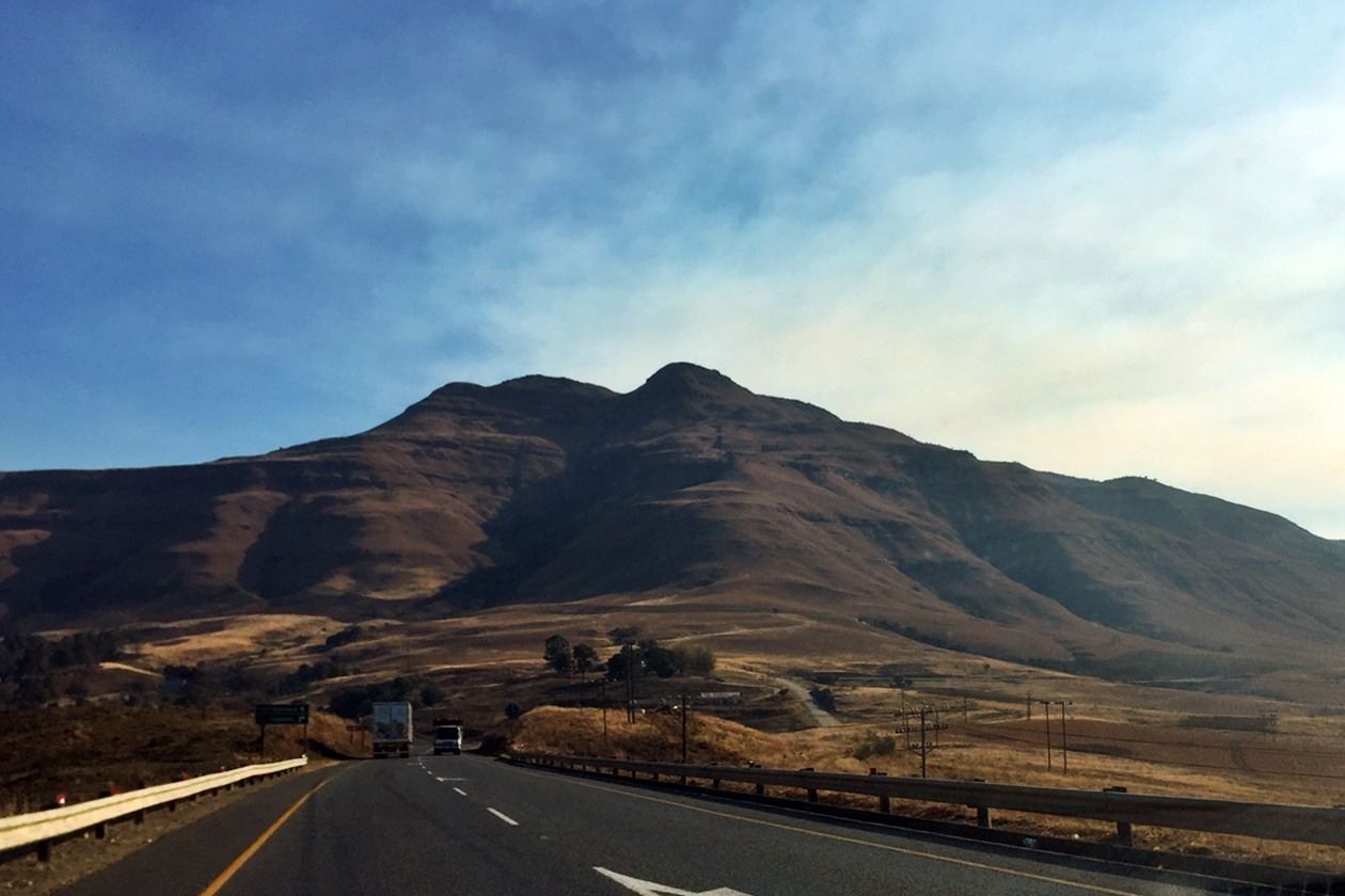 Blick aus dem Autofenster auf die Drakensberge
