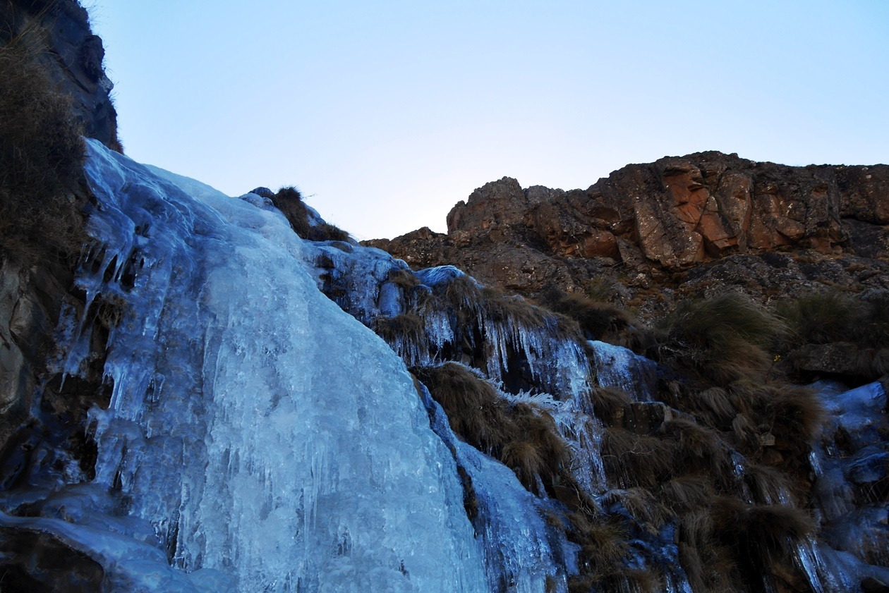 Gefrorener Wasserfall am Sani Pass auf dem Weg nach Lesotho